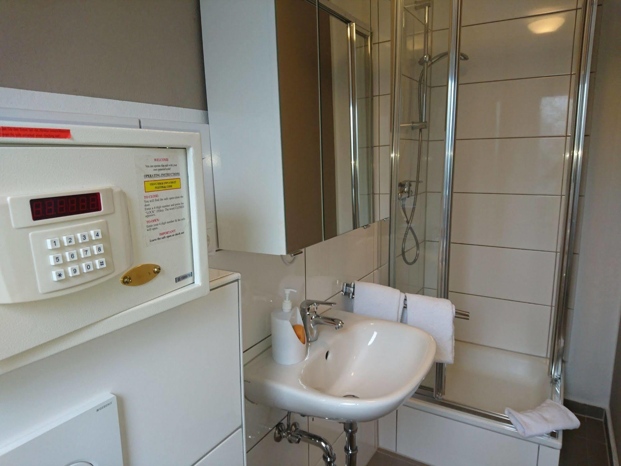 Budapester Hof Gaestehaus Hamburg-Harburg Buitenkant foto